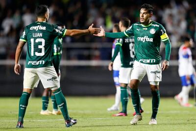 El paraguayo Gustavo Gómez (d), capitán del Palmeiras, saluda a Luan, su compañero en la zaga.
