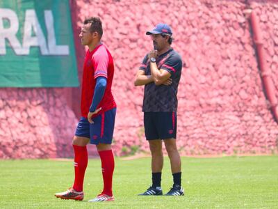 El paraguayo José Saturnino Cardozo (d), entrenador del CSD Municipal, durante el entrenamiento del plantel.