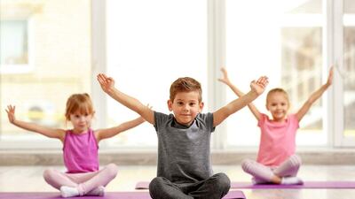Las clases de yoga ayudan a los niños y niñas a estimular su imaginación y creatividad, fomentan la aceptación y la convivencia.