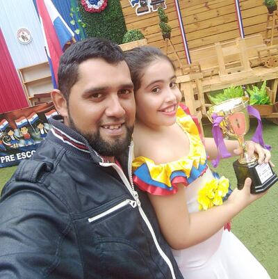 Moisés Pedrozo posa junto a su hija Allison de 9 años de edad. El mayor deseo de este papá trabajador es que su hija se forje con valores y cumpla sus objetivos.