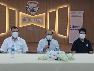 El Intendente Diego Riveros, Gobernador Hugo Fleitas y el Dr. Eduardo Jara, Director de la Tercera Región Sanitaria, en conferencia de prensa.