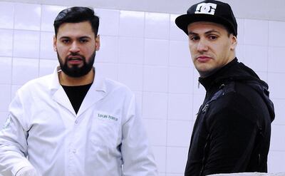 El director Hugo Cardozo (derecha) junto a uno de los actores durante el rodaje de la película “Morgue”.