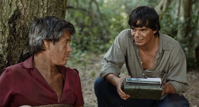 Jorge Román y Aníbal Ortiz en una escena de la película "Matar a un muerto".