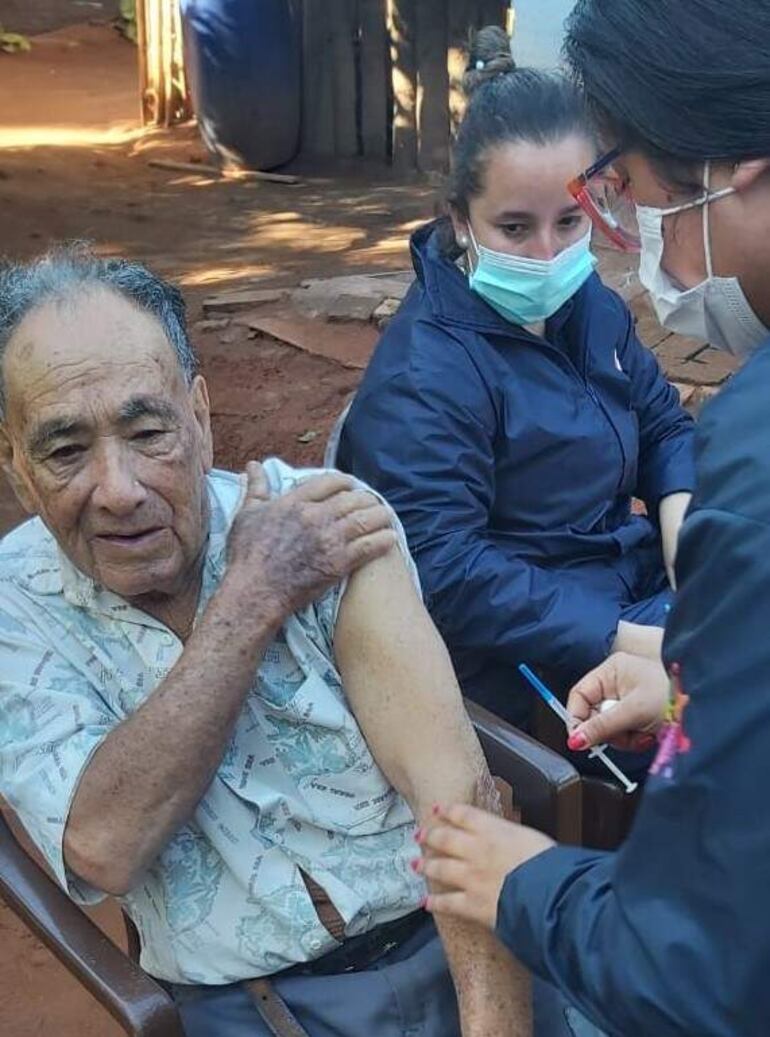 Ante aumento de casos de Covid-19 brigadas de salud salen a vacunar en barrios y compañías de Quiindy.