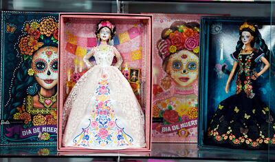 Vista de dos muñecas Barbie “Catrina” en el Museo del Juguete Viejo Mexicano en la Ciudad de México (AFP).