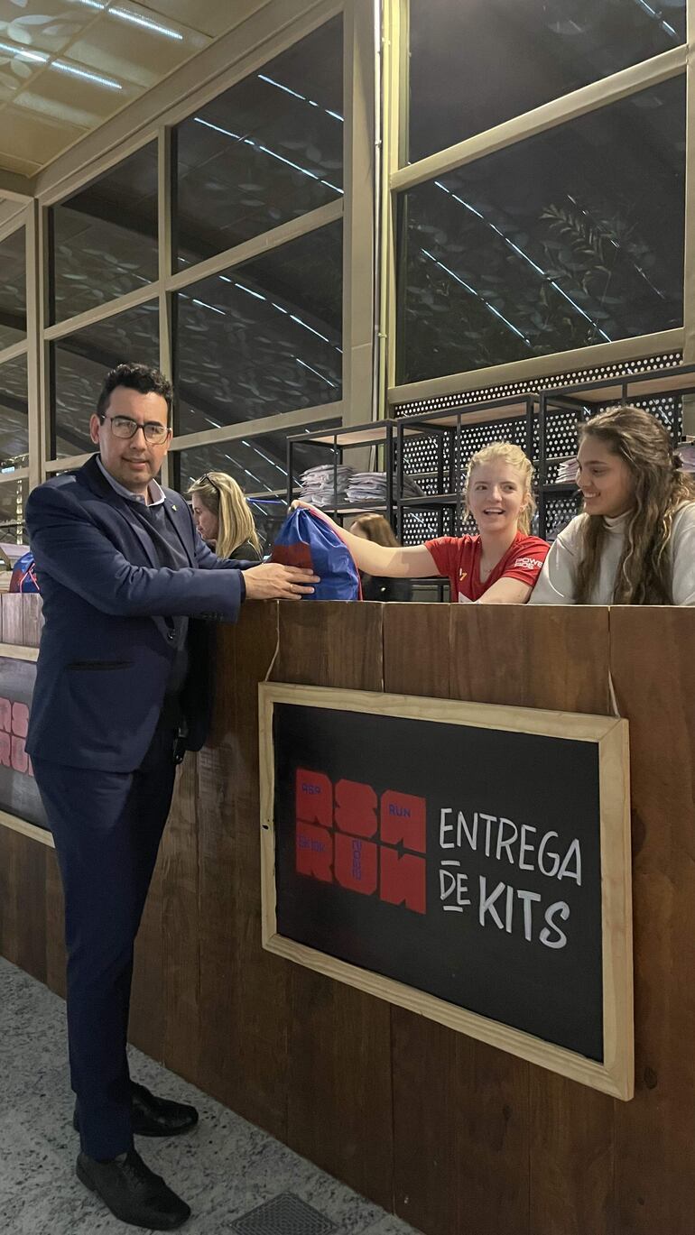 Los corredores se presentaron para obtener sus respectivos kits.