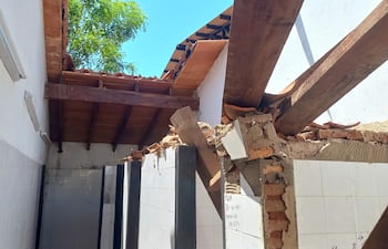 En estas condiciones quedó el baño de la Escuela, doctor Juan José Soler de Villa Elisa, que el lunes último se desplomó con el temporal.