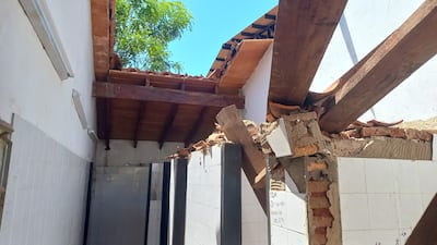 En estas condiciones quedó el baño de la Escuela, doctor Juan José Soler de Villa Elisa, que el lunes último se desplomó con el temporal.