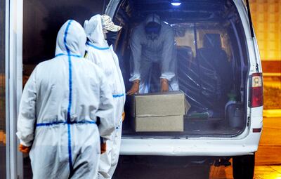 Un equipo forense retira un cuerpo, presumiblemente víctima del covid-19. Los contagios en Bolivia van en aumento y el pico de la pandemia llegaría recién en agosto.