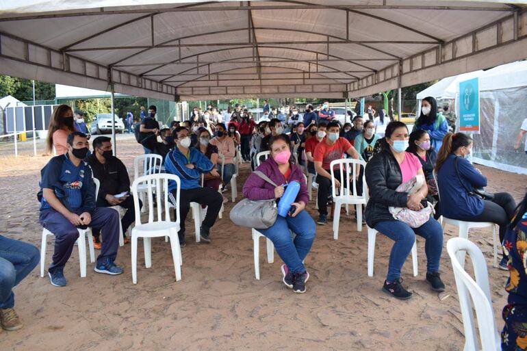 Importante afluencia de gente el paseo parque de la ciudad de Villa Elisa para recibir la vacuna contra el covid-19