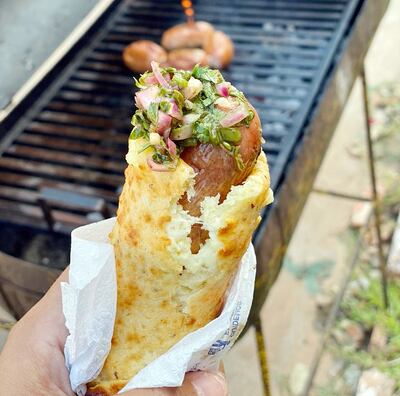 Esta delicia está rellena de chorizos y chimichurri.