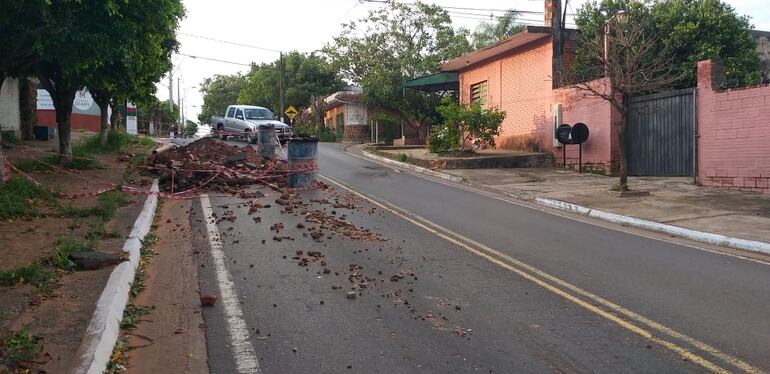 El cráter sobre la calle Humaitá que evidencia las dificultades que genera a los conductores.