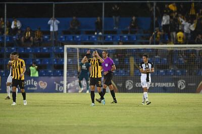El delantero Facundo Barceló celebra su tanto, el segundo de Guaraní, que llegaba en el final de la primera etapa