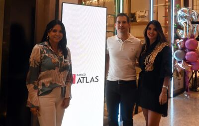 Carolina Arrúa, Elías Saba y Lucía Riveros durante la acción realizada entre Banco Atlas y la marca de indumentaria argentina Ginebra.