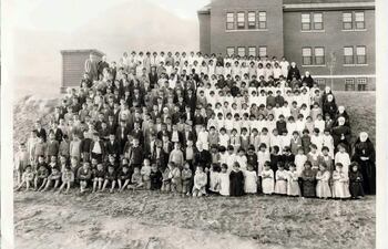 Fotografía cedida por el Centro Nacional para la Verdad y la Reconciliación (NCTR) de Canadá, donde aparecen niños indígenas y personal religioso mientras posan en las afueras de la Escuela Residencial de Kamloops en la Columbia Británica, Canadá.