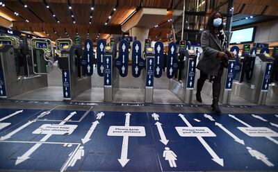 London (United Kingdom), 30/11/2021.- A commuter at London Bridge station in London, Britain, 30 November 2021. The UK government has made mask wearing mandatory on public transport and in shops in the wake of the spread of the Omicron variant. Covid-19 booster rollout is also set to be expanded to tackle the new variant. (Reino Unido, Londres) EFE/EPA/ANDY RAIN
