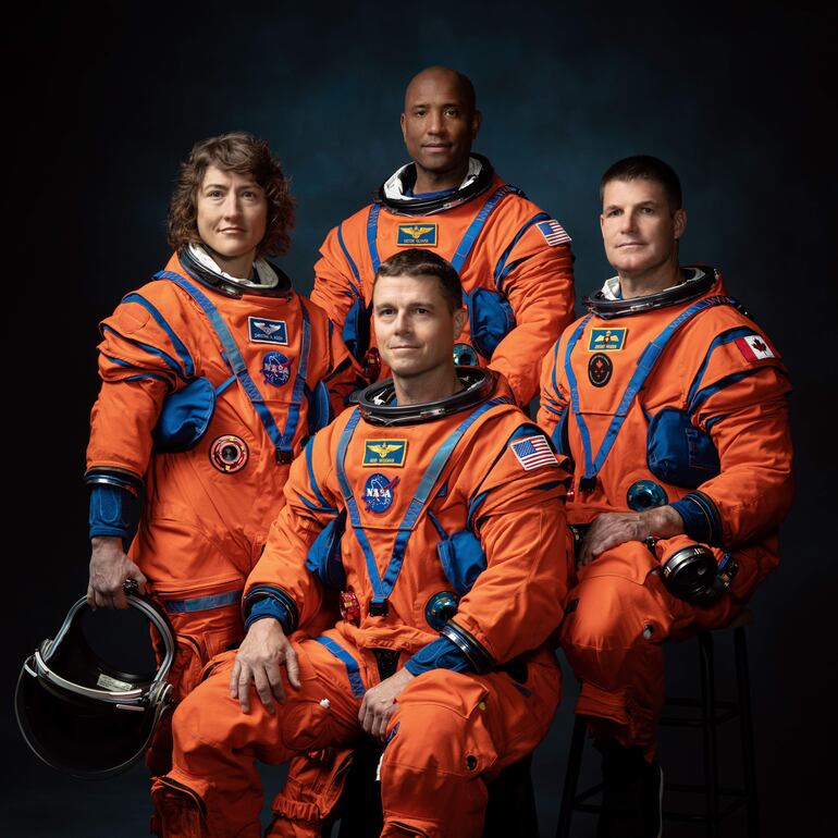  Fotografía cedida por la NASA donde aparecen los miembros de la tripulación de la misión Artemis II (de izq. a dcha.) los astronautas de la NASA Christina Hammock Koch, Reid Wiseman (sentado), y Victor Glover, y el astronauta de la Agencia Espacial Canadiense Jeremy Hansen, que despegarán en noviembre de 2024 desde Florida (EE.UU.) a bordo de la nave Orion y el potente cohete SLS.  (EFE)