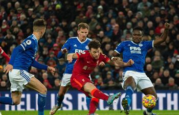 Diogo Jota remata el balón frente a tres jugadores del Leicester para anotar su segundo gol.
