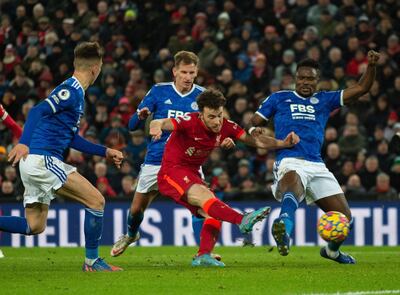 Diogo Jota remata el balón frente a tres jugadores del Leicester para anotar su segundo gol.