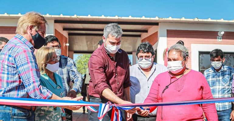 El ministro Dany Durand, junto al presidente de la República, Mario Abdo Benítez, en  una reciente entrega de viviendas.