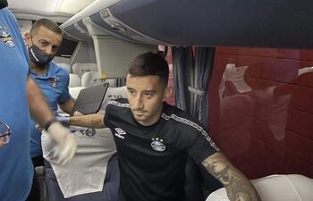 Mathías Villasanti recibió una pedrada a la altura de la ceja.