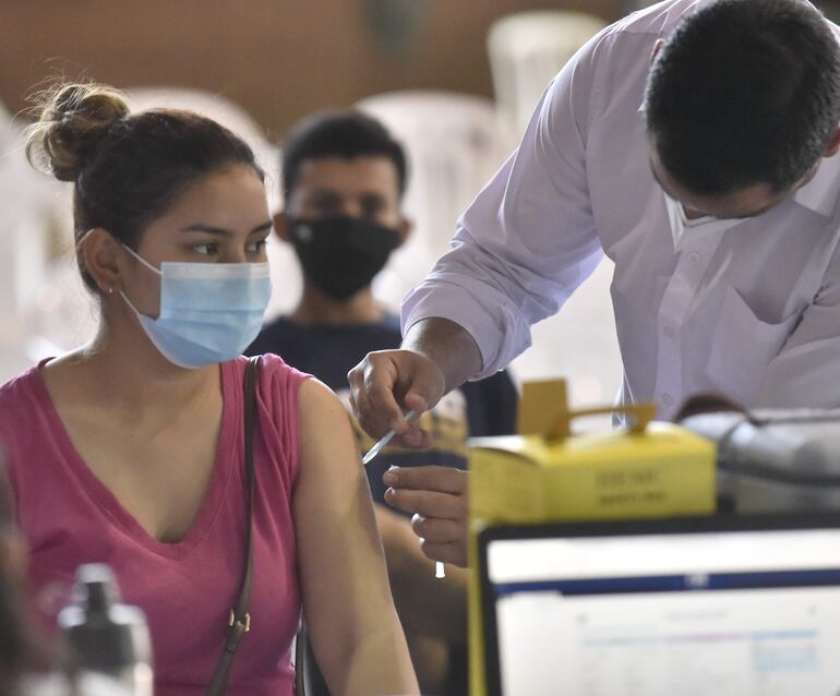 La inmunización anticovid prosigue hoy con la aplicación de dosis AstraZeneca, Moderna, Pfizer, Sputnik V y Coronavac.