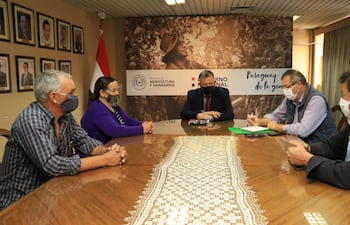 Reunión del ministro Santiago Bertoni con representantes del Cecoproa, quienes pidieron ampliar el Bloque L del Abasto.