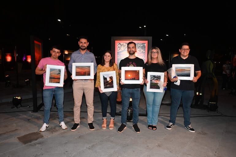 Participantes del certamen recibieron un reconocimiento, en el marco de la inauguración de la muestra.