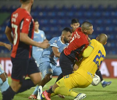 Primer gol en camino. Alan Benítez choca con Ruhan en su intento por conectar el envío de Alberto Espínola. En el segundo palo, Robert Morales cerró la maniobra y puso al frente al Ciclón. Sobre el final, la “Pantera” concepcionera estableció su doblete.