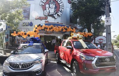 En un ambiente festivo, Tupí entregó estas flamantes camionetas 0 km y 100 premios más que formaron parte de su campaña “Rompemos todo”.