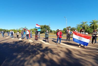 Manifestantes frente a la Central Hidroeléctrica de Itaipú, en Hernandarias.