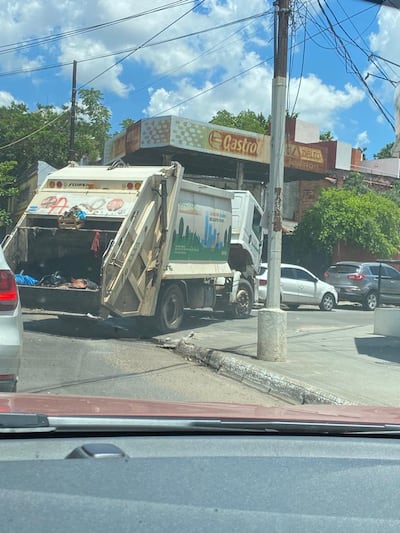 Camión recolector de basuras descompuesto en Asunción.