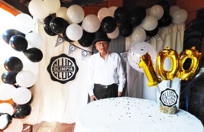Don Aureliano Caballero Palacios durante la fiesta por sus 100 años, ambientada  con un decorado inspirado en su querido club Olimpia.