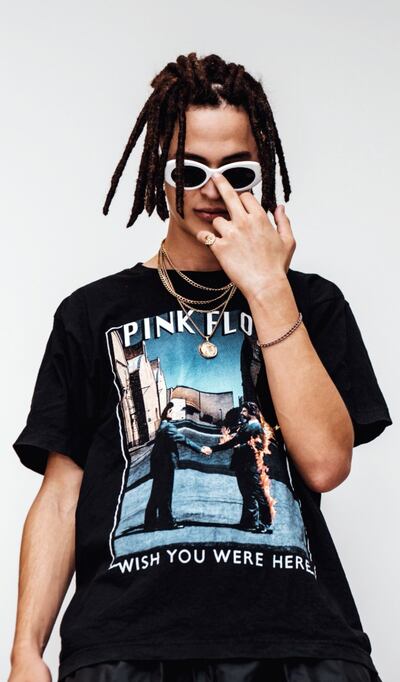 Ale$tar es un rapero paraguayo que comenzó cantando en los colectivos.