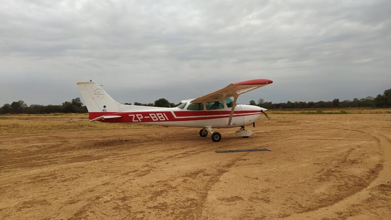 La aeronave con matrícula ZP-BBI que fue sustraída del hangar de la Aldea Reinfeld, este domingo a la mañana.
