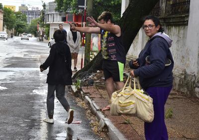 Una joven posiblemente drogada le salió al paso con un cuchillo de cocina, intimándole a que le entregue todo.