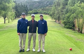 Los compatriotas Matías Koropeski, Benjamín Fernández y Erich Fortlage, que lideran por equipos el Sudamericano de Golf Juvenil en Cochabamba, Bolivia.