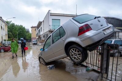 La agricultura, con 50.000 puestos de trabajo en peligro, y el turismo, a pocas semanas del inicio de la temporada veraniega, son dos de los sectores más afectados por las graves inundaciones que han causado al menos 14 muertos y más de 20.000 evacuados de la región italiana de Emilia Romaña (noreste).