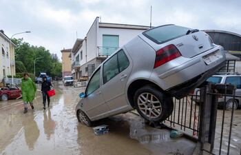La agricultura, con 50.000 puestos de trabajo en peligro, y el turismo, a pocas semanas del inicio de la temporada veraniega, son dos de los sectores más afectados por las graves inundaciones que han causado al menos 14 muertos y más de 20.000 evacuados de la región italiana de Emilia Romaña (noreste).