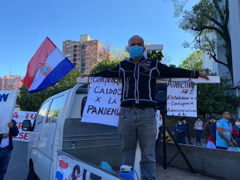 Un funcionario se "crucificó" en la manifestación