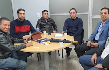 Juan Gamarra (2° i.) y Cristóbal Estupiñán (3° i.), junto a otros directivos de la federación local.