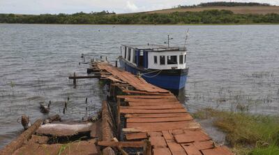 Atracadero sobre el Paraná de la colonia Marangatu,   una muestra de la decadencia de la zona que no tiene condiciones para ser un distrito.