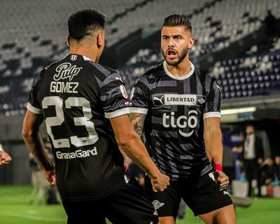 Diego Gómez (23) y Héctor Villalba, jugadores de Libertad, festejan un tanto en el estadio Defensores del Chaco por el fútbol paraguayo.
