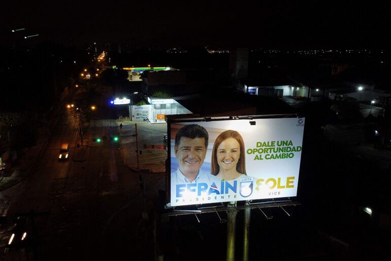 Vista aérea de un enorme cartel que promociona la candidatura de la Concertación, con las fotos de Efraín Alegre y Soledad Núñez. 