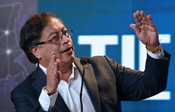 A pesar de haber pertenecido a la guerrilla del M-19, Gustavo Petro prefiere que lo llamen revolucionario a guerrillero porque liderando revoluciones es como se ha sentido siempre cómodo y la de llevar a la izquierda a la Presidencia de Colombia es la que enarbola en estas elecciones.