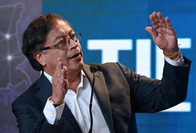 A pesar de haber pertenecido a la guerrilla del M-19, Gustavo Petro prefiere que lo llamen revolucionario a guerrillero porque liderando revoluciones es como se ha sentido siempre cómodo y la de llevar a la izquierda a la Presidencia de Colombia es la que enarbola en estas elecciones.