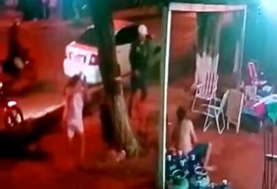 Momento en que Luis Richard Fernández Bordón cae al suelo tras ser baleado.