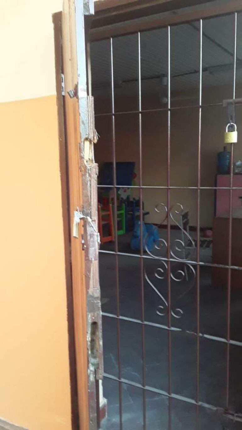 Para entrar a las aulas, los intrusos forzaron con palancas las puertas, que incluso contaban con rejas de hierro. 