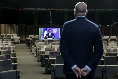 El presidente del Consejo Europeo, Charles Michel, escucha al presidente francés, Emmanuel Macron, durante la Cumbre sobre la Ambición Climática 2020 en Bruselas el 12 de diciembre de 2020.