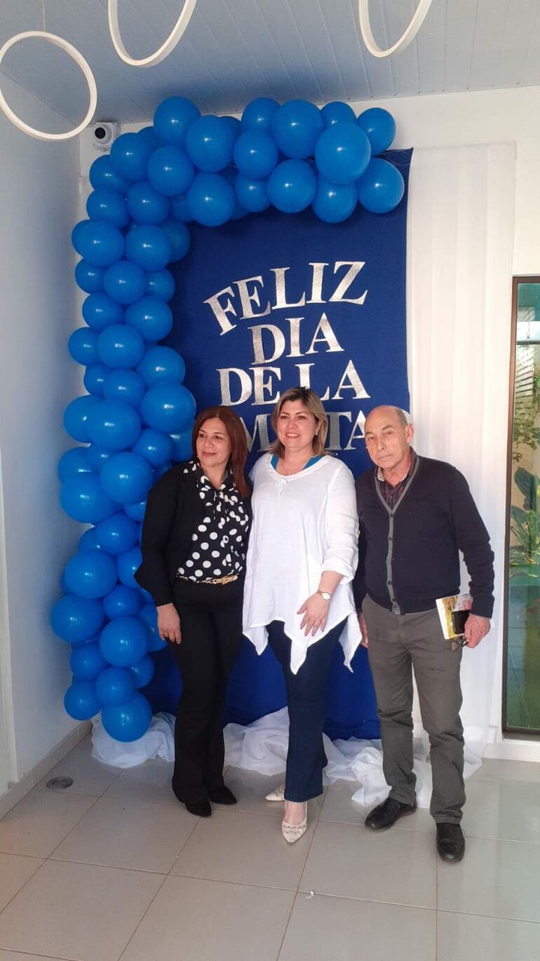 De izquierda a derecha: Concejal Municipal de Caapucú Julia Armas, la precandidata a Diputado, Maricel Ortega y el ex intendente de Caapucú,  Ing. Carlos Romero.